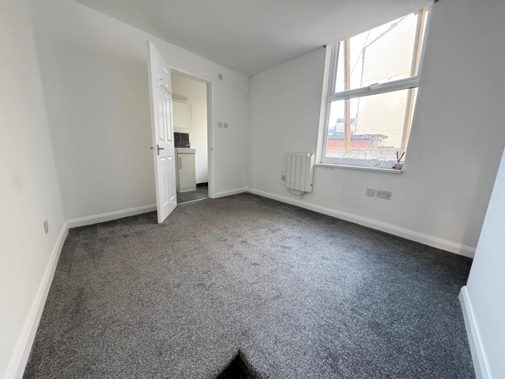 Lot: 72 - ONE-BEDROOM FLAT - Bedroom